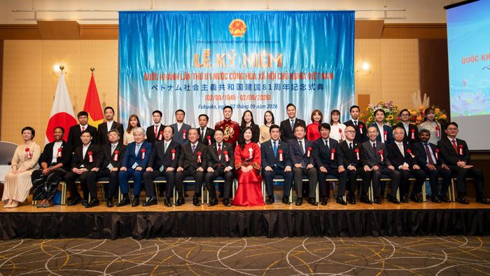 Tổng Lãnh sự Trịnh Thị Mai Phương chụp ảnh kỷ niệm cùng lãnh đạo các địa phương khu vực Kyushu – Okinawa, đại diện các cơ quan, tổ chức và bạn bè Nhật Bản. (Ảnh: Duy Hùng)