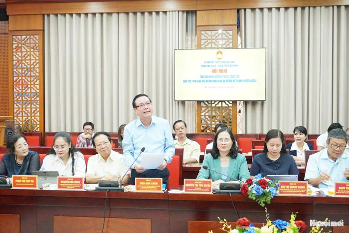 Nghệ sĩ nhân dân Trần Quốc Chiêm trao đổi kinh nghiệm nhằm phát huy sức mạnh văn hóa Thủ đô. Ảnh: Lê Dung