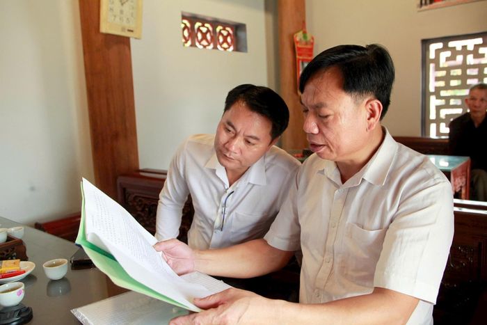 Ông Nghiêm Văn Chuẩn, Trưởng thôn Kim Quy chia sẻ về quá trình thu thập, lưu giữ các tư liệu quý về đình làng Kim Quy. Ảnh: Hồng Nhung