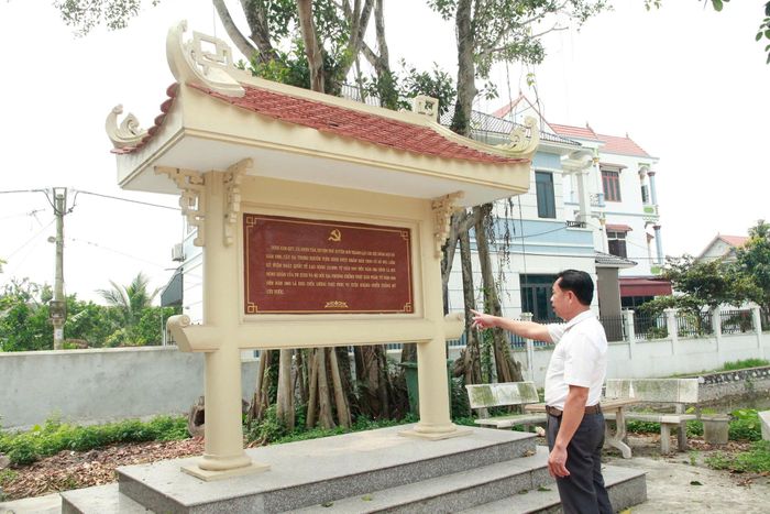 Ông Nghiêm Văn Chuẩn, trưởng thôn Kim Quy chia sẻ với phóng viên về quá trình thành lập Tổ Nông hội đỏ năm 1930. Ảnh: Hồng Nhung