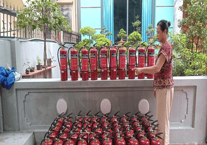 Bà Nguyễn Thị Bích Hồng vận động xã hội hóa kinh phí mua bình bọt phòng cháy, chữa cháy. Ảnh: NVCC.