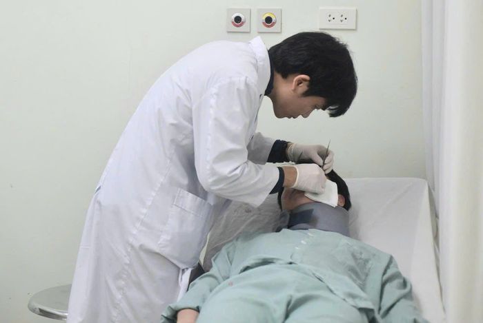 Bác sĩ Bệnh viện E thăm, khám cho bệnh nhân bị biến chứng vì tiêm filler. Ảnh: Thanh Xuân