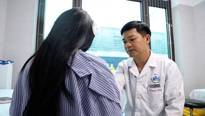 Bác sĩ Nguyễn Đình Quân thăm, khám cho bệnh nhân bị biến chứng sau tiêm filler tại nhà. Ảnh: BVCC