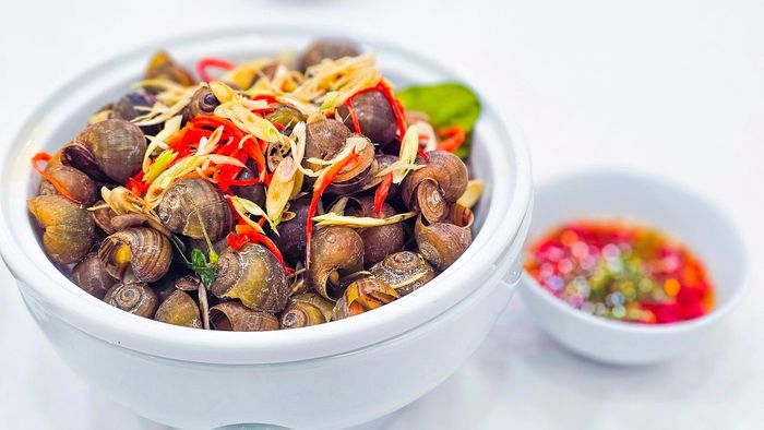 Món ốc bươu hấp lá bưởi. Ảnh: Nguyên Hưng