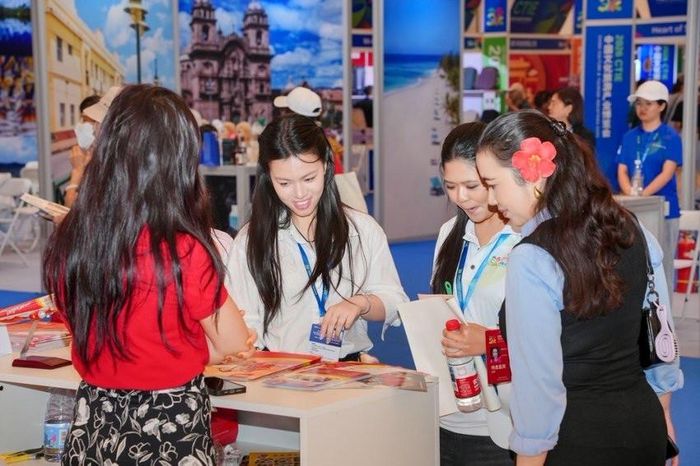 Gian hàng của du lịch Hà Nội thu hút đông đối tác và du khách. Ảnh: Minh Loan