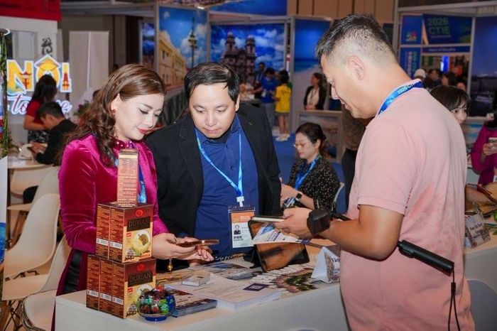 Các doanh nghiệp du lịch Việt Nam quảng bá sản phẩm tới đối tác Trung Quốc. Ảnh: Minh Loan