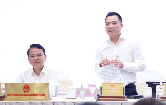 Thứ trưởng Bộ Nông nghiệp và Môi trường Đặng Ngọc Điệp trả lời tại họp báo. Ảnh: chinhphu.vn