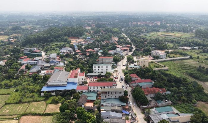 Một tuyến đường mới sẽ mở ra những thuận lợi mới và góp phần làm thay đổi diện mạo đời sống của người dân địa phương ở Tùng Thiện. Ảnh Đ. Đạt