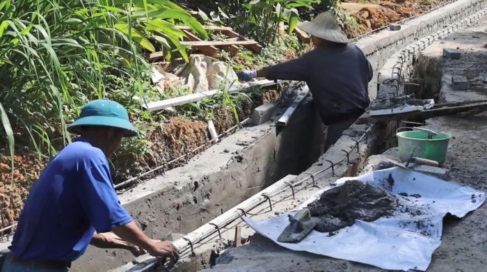 Người dân tại ngõ 77A, đường Đá Bạc, phường Tùng Thiện mong muốn con đường mới sẽ nhanh chóng hoàn thiện, khang trang, sạch đẹp hơn. Ảnh Đ. Đạt