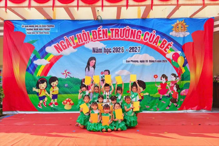 Học sinh Trường Mầm non Phùng, phân hiệu thị trấn Phùng tập văn nghệ chuẩn bị cho Lễ khai giảng năm học mới. Ảnh: PA