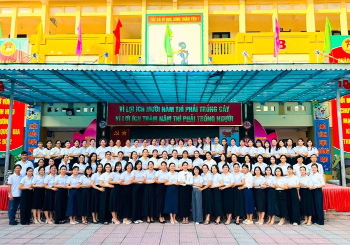 Các thầy cô giáo Trường Tiểu học Đan Phượng sẵn sàng đón học sinh tựu trường. Ảnh: ĐP