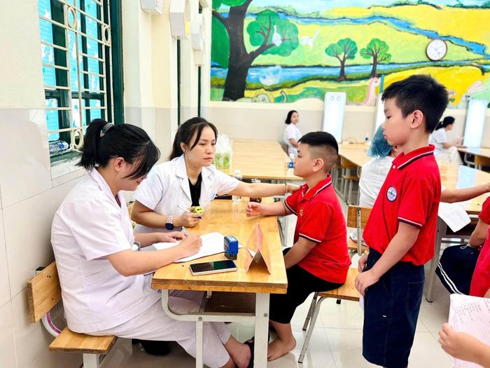 Khám sức khỏe trước thềm năm học mới cho học sinh Trường Tiểu học Đan Phượng. Ảnh: ĐP