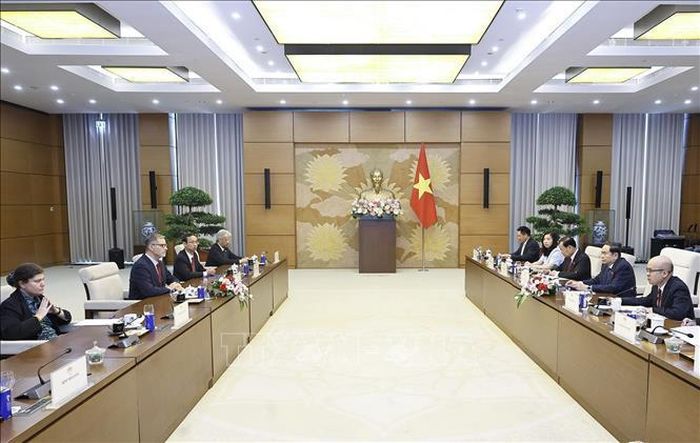 Chủ tịch Quốc hội Trần Thanh Mẫn tiếp Đại sứ đặc mệnh toàn quyền Cộng hòa Pháp tại Việt Nam Olivier Brochet. Ảnh: Doãn Tấn/TTXVN.