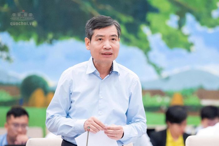 Thứ trưởng Bộ Tài chính Tạ Anh Tuấn trình bày tờ trình tại phiên họp. Ảnh: media.quochoi.vn