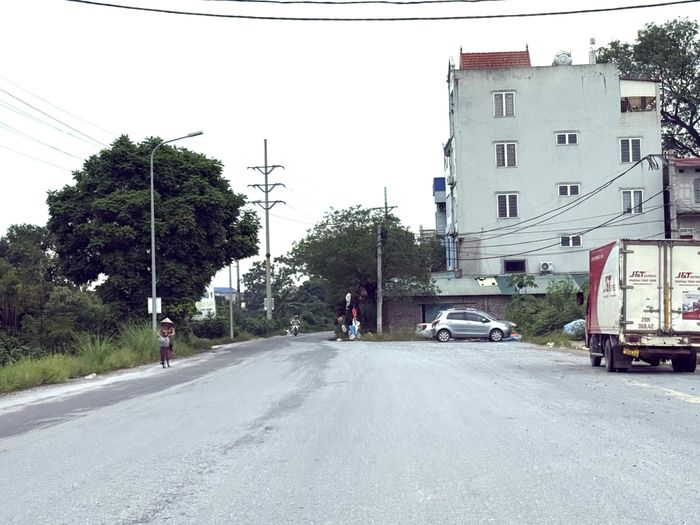 Nhiều điểm trên đường Cần Thơ - Xuân Quan bị "thắt cổ chai", tiềm ẩn nguy cơ mất an toàn giao thông. Ảnh: Minh Vân