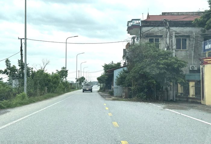 Những nút "thắt cổ chai" do vướng giải phóng mặt bằng cần có phương án để bảo đảm an toàn cho người tham gia giao thông trong khi chờ dự án giai đoạn tiếp theo được triển khai tiếp. Ảnh: Minh Vân