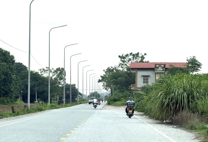 Hệ thống chiếu sáng công cộng đã được đầu tư nhưng chưa được đấu nối điện gây khó khăn cho người điều khiển phương tiện lúc về đêm. Ảnh: Minh Vân