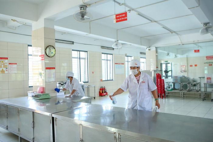 Giám sát, kiểm tra thường xuyên an toàn thực phẩm, vệ sinh môi trường tại các bếp ăn bán trú. Ảnh: Duy Khánh