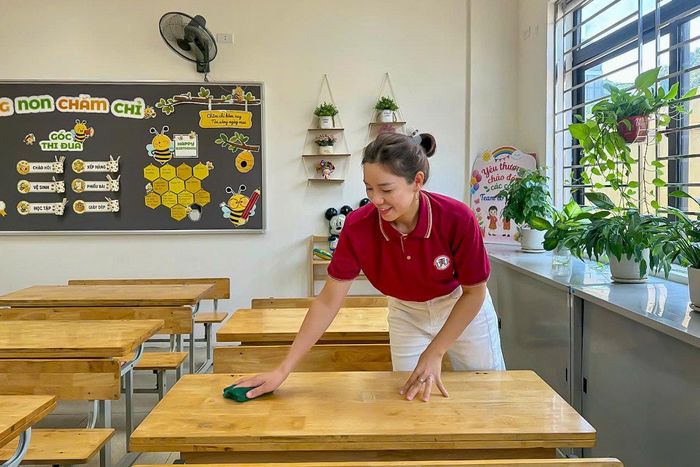 Giáo viên trường Tiểu học Vĩnh Phúc dọn dẹp vệ sinh trước thềm năm học mới. Ảnh: Duy Khánh