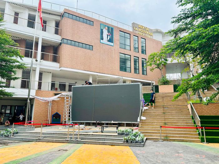 Màn hình LED được lắp đặt tại sân khấu Trường Tiểu học Tam Trinh phục vụ sinh hoạt, học tập của học sinh và công tác chuyên môn của giáo viên. Ảnh: Trần Oanh
