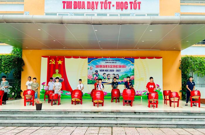 Học sinh Trường THCS Thịnh Liệt luyện tập văn nghệ phục vụ lễ khai giảng năm học 2026 - 2027. Ảnh: Trần Oanh