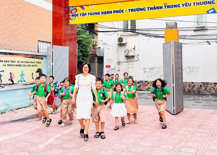 Hà Nội không mưa, dịu mát vào sáng sớm, nắng nóng về trưa và chiều dịp khai giảng năm học mới 2026-2027. Ảnh: Nguyên Bảo