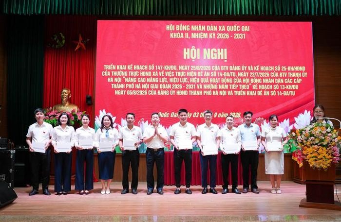 Thường trực HĐND xã Quốc Oai đã bàn giao 27 máy tính bảng cho 27 đại biểu HĐND xã. Ảnh: PV