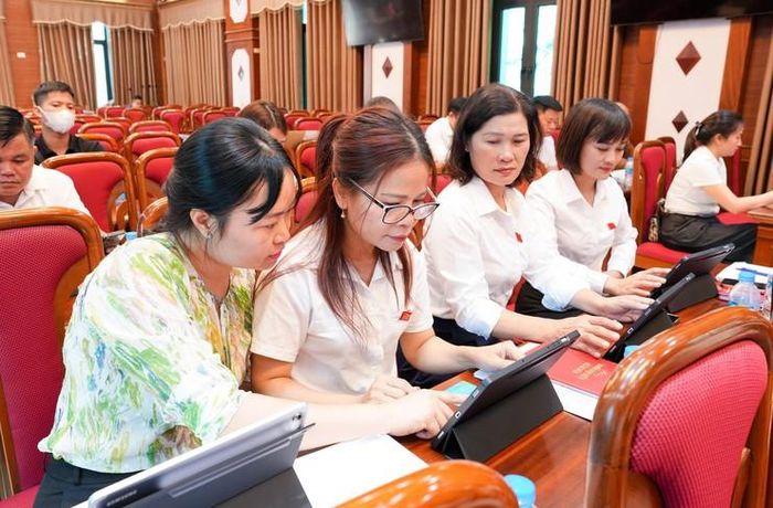 Việc đầu tư đồng bộ thiết bị công nghệ nhằm từng bước hiện đại hóa phương thức hoạt động của HĐND xã. Ảnh: PV