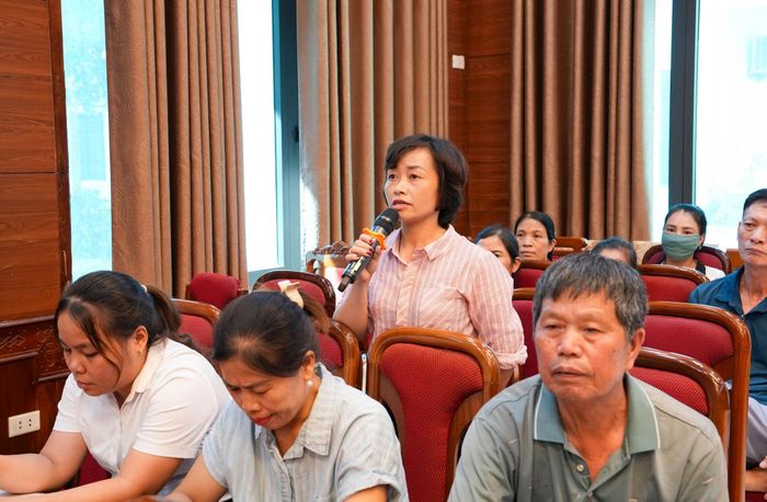 Đại diện cha mẹ học sinh kiến nghị tại buổi tiếp xúc. Ảnh: PV