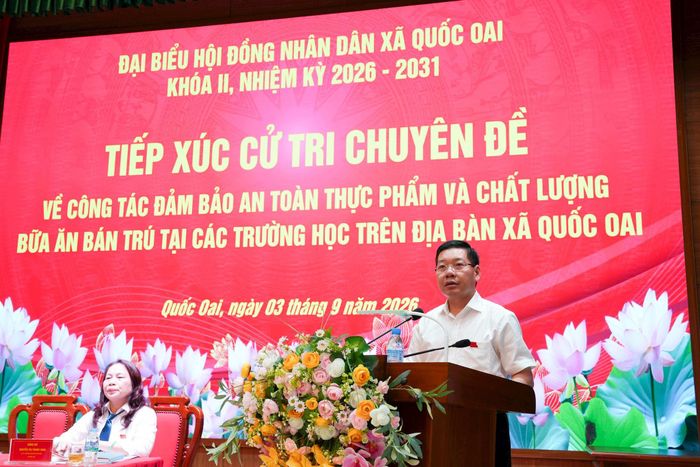 Bí thư Đảng ủy, Chủ tịch HĐND xã Quốc Oai Nguyễn Trường Sơn tiếp thu ý kiến của cử tri. Ảnh: PV