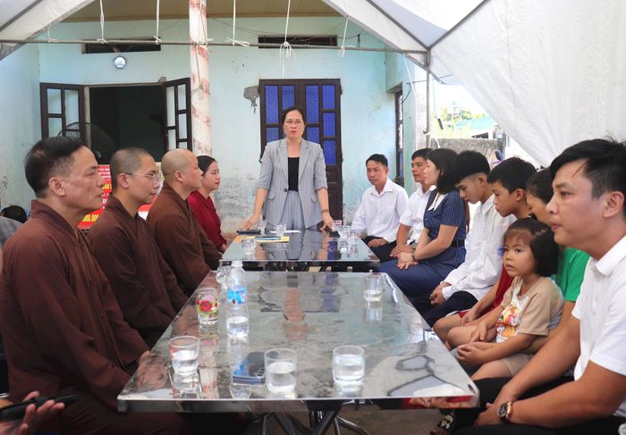 Phó Chủ tịch Ủy ban MTTQ Việt Nam thành phố Hà Nội Nguyễn Thị Thu Huyền phát biểu tại buổi trao quà hỗ trợ. Ảnh: Hiền Chi