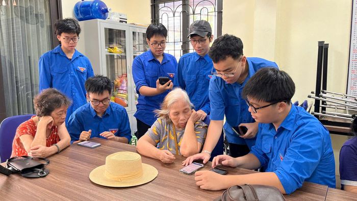 Lực lượng đoàn viên, hội viên cùng cán bộ cơ sở trực tiếp hỗ trợ người cao tuổi, người chưa thành thạo tiếp cận với công nghệ, chuyển đổi số. Ảnh: Duy Khánh