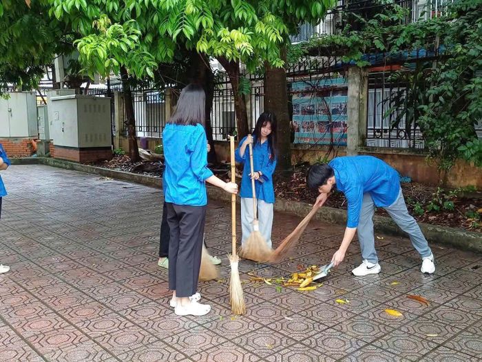 Đoàn viên thanh niên phường Tương Mai tích cực tham gia giữ gìn vệ sinh môi trường. Ảnh: Tương Mai