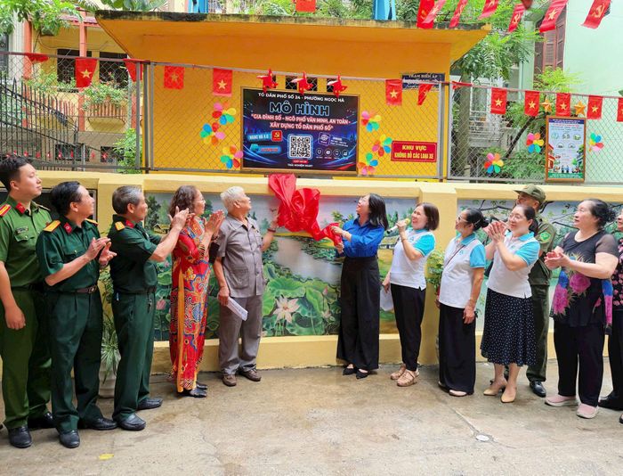 Các đại biểu thực hiện nghi thức gắn biển công trình mô hình "Gia đình số - Ngõ phố văn minh, an toàn - Xây dựng Tổ dân phố số" tại Tổ dân phố số 24, phường Ngọc Hà. Ảnh: Duy Khánh