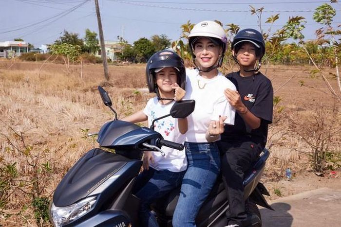 Đây cũng là điều Hà Kiều Anh chú trọng trong quá trình nuôi dạy các con. Người đẹp nhiều lần đưa các con đồng hành trong những chuyến công tác, du lịch hoặc hoạt động thiện nguyện để các bé có thêm trải nghiệm thực tế và gần gũi với cha mẹ.