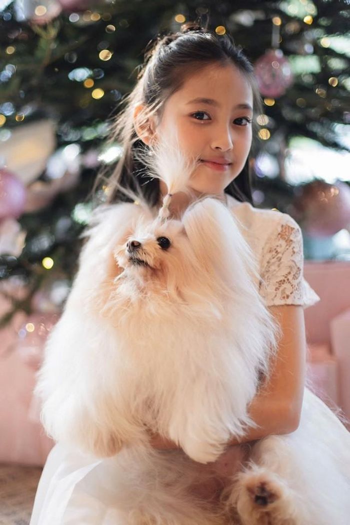 Tuy nhiên, theo chia sẻ trên trang cá nhân của Hoa hậu Hà Kiều Anh, Viann không vì được yêu chiều mà trở nên dựa dẫm. Ngược lại, cô bé được nhận xét là độc lập, có cá tính nhưng vẫn dịu dàng, sâu sắc và biết quan tâm đến người khác.