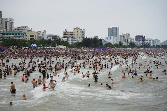Khu đô thị du lịch biển Sầm Sơn tiếp tục là điểm đến thu hút lượng khách lớn nhất toàn tỉnh, với khoảng 350 nghìn lượt khách. Ảnh: Ngọc Hưng.