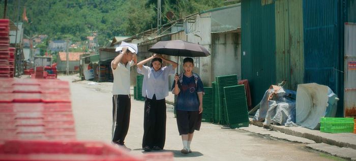 "Đội bóng nữ làng Xuân" còn đến từ sự góp mặt của nhiều gương mặt quen thuộc. Ảnh VTV