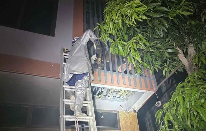 Cảnh sát phá chuồng cọp tại tầng 2 căn nhà. Ảnh: Công an Hà Nội