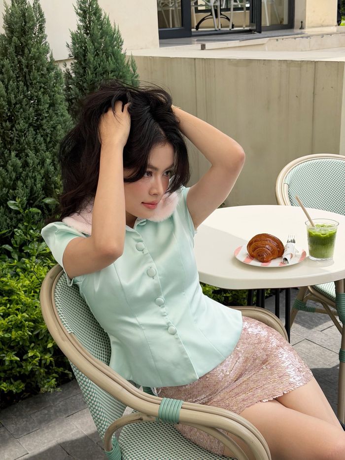 Không chỉ đơn thuần giới thiệu quần áo, một bài đăng OOTD thường thể hiện cả giày dép, phụ kiện, kiểu tóc, cách trang điểm và bối cảnh, qua đó phản ánh khá rõ gu thẩm mỹ của người mặc.