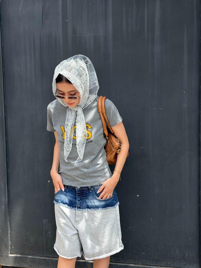 Mới đây, Hoàng Thùy Linh lại trở thành tâm điểm bình luận với street style nhiều điểm nhấn, trong đó nổi bật nhất là khăn ren trùm đầu và quần lửng pha trộn chất liệu.