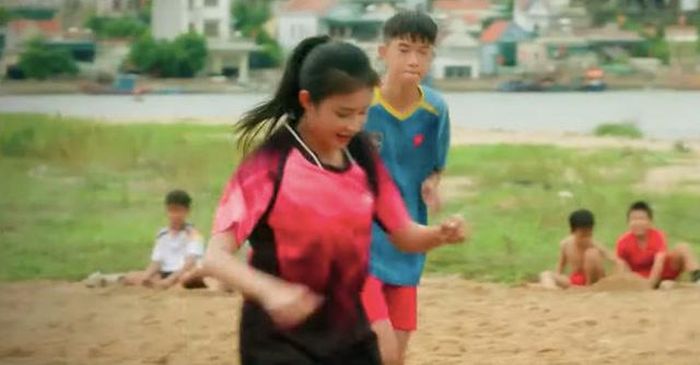 Minh có niềm đam mê và mơ ước trở thành cầu thủ bóng đá. Ảnh VTV