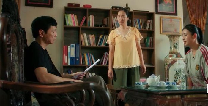 Minh vấp phải sự phản đối của bố khi tự ý ký hợp đồng với công ty đào tạo bóng đá. Ảnh VTV 