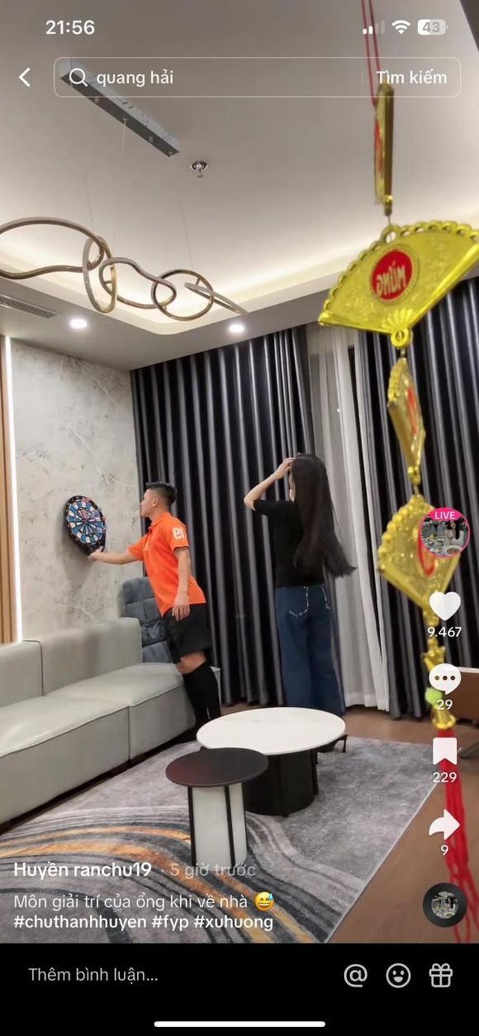 Bên trong, thiết kế mở giúp phòng khách và khu vực bếp kết nối liền mạch, nhờ đó tổng thể trông rộng rãi, thoáng mát hơn. Nội thất được lựa chọn theo hướng tinh giản, không quá nhiều chi tiết nhưng vẫn đảm bảo tiện nghi cho sinh hoạt hằng ngày. 