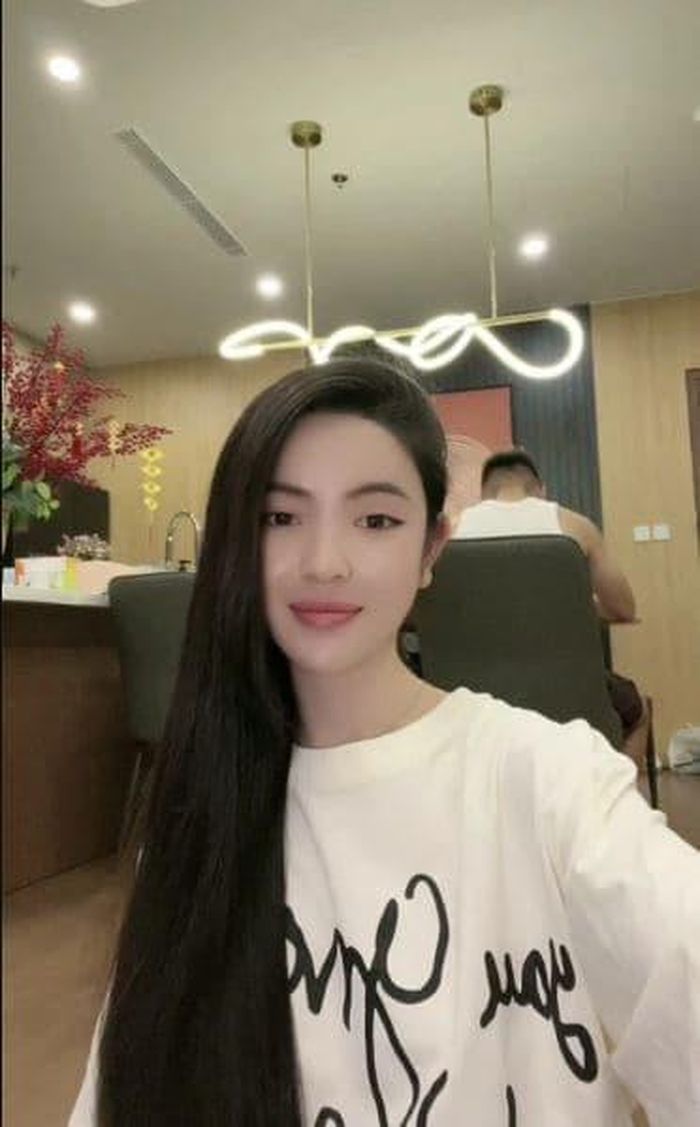 Khu vực bàn ăn, Quang Hải tạo điểm nhấn với dàn đèn led xoắn hiện đại kiểu Bắc Âu thả ngang để tạo nên không gian lãng mạn.