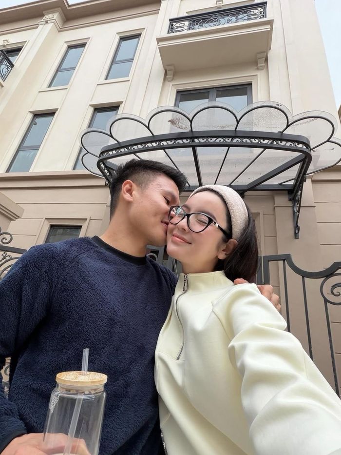 Theo chia sẻ của Chu Thanh Huyền, vợ chồng cô đã hoàn tất việc mua căn nhà này từ mùa đông năm ngoái nhưng đến nay mới công khai. Đây cũng là lý do cả gia đình đều diện trang phục mùa đông trong bức ảnh nhận nhà. 