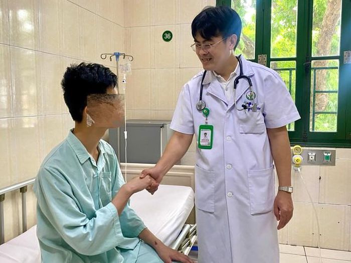 Bác sĩ thăm khám cho bệnh nhi sau phẫu thuật. Ảnh: BVCC.