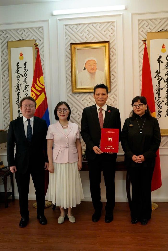 Đại sứ Mông Cổ Ganbaatar Hulan (thứ 2 từ trái sang) và đại diện Trường đại học Văn hóa nghệ thuật Mông Cổ trao tặng danh hiệu "Giáo sư danh dự" đến đạo diễn Lê Quý Dương. Ảnh: Minh Giang