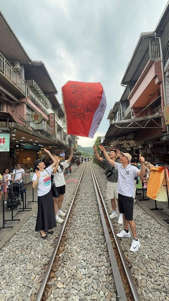 Không chỉ gây chú ý về ngoại hình, Anh Khôi còn từng khiến mẹ tự hào bởi khả năng ngoại ngữ. Khi còn nhỏ, cậu bé đã có thể sử dụng tiếng Anh khá lưu loát và từng xuất hiện trong một video của mẹ với phần phát biểu bằng tiếng Anh.