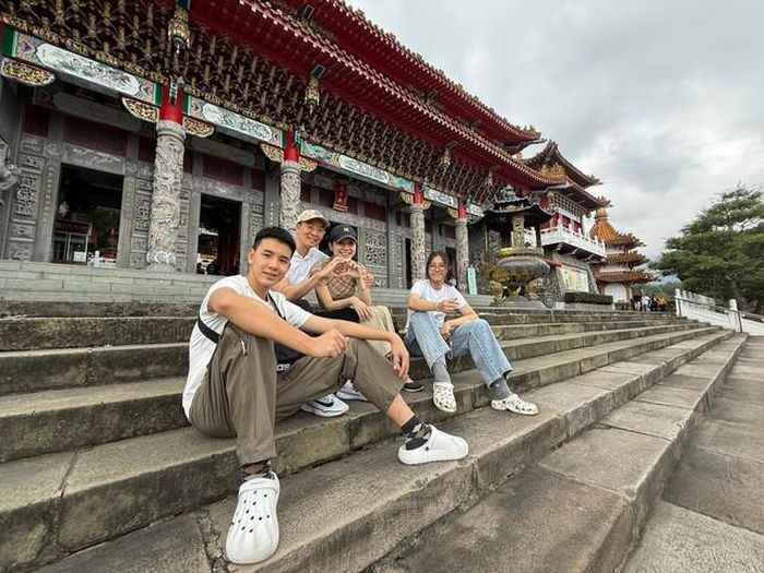 Hoa hậu Thùy Lâm từng cho biết con trai khá yêu thích thể thao và có thói quen vận động. Việc duy trì hoạt động thể chất cùng chế độ ăn uống phù hợp giúp Anh Khôi phát triển khỏe mạnh trong giai đoạn tuổi dậy thì.